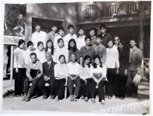 3.Lớp A chụp ảnh với các thầy ngày ra trường (1978) (Thầy Canh Tân, Thầy Thuần, Thầy Quảng và Thầy Đông)